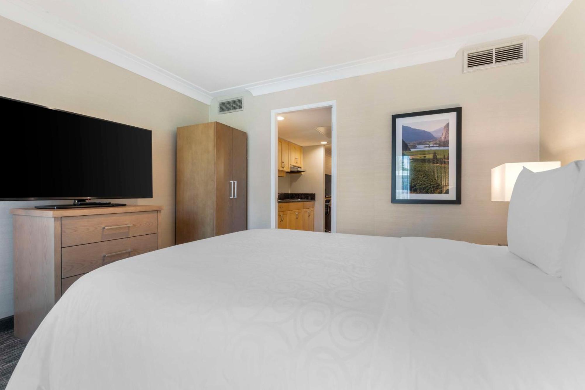 Best Western Plus Kelowna Hotel & Suites Zewnętrze zdjęcie