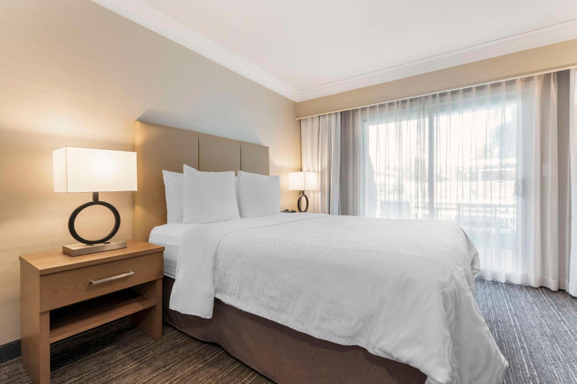 Best Western Plus Kelowna Hotel & Suites Zewnętrze zdjęcie