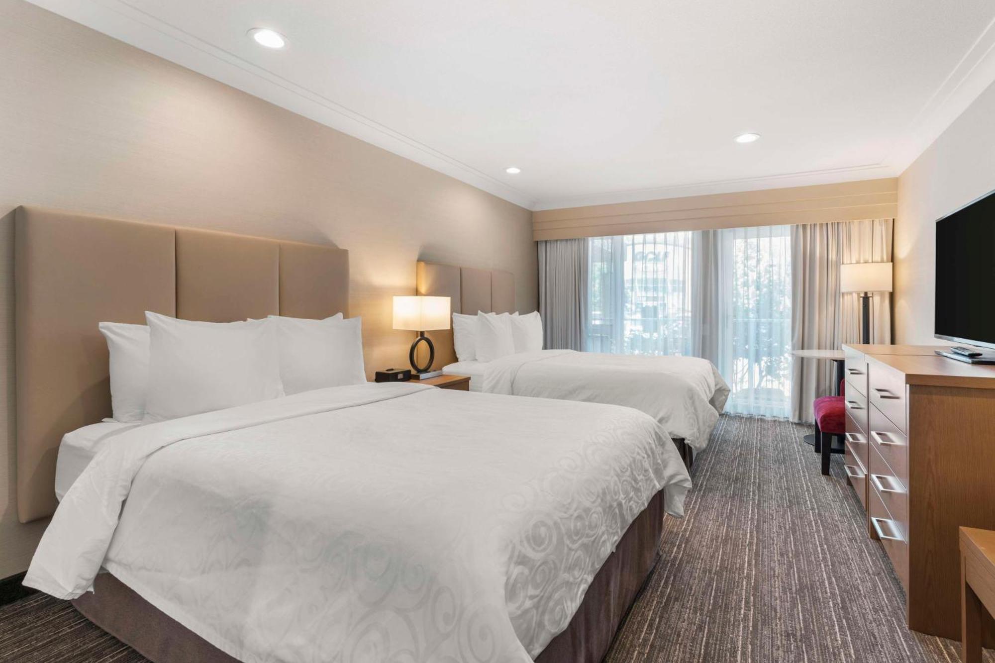 Best Western Plus Kelowna Hotel & Suites Zewnętrze zdjęcie