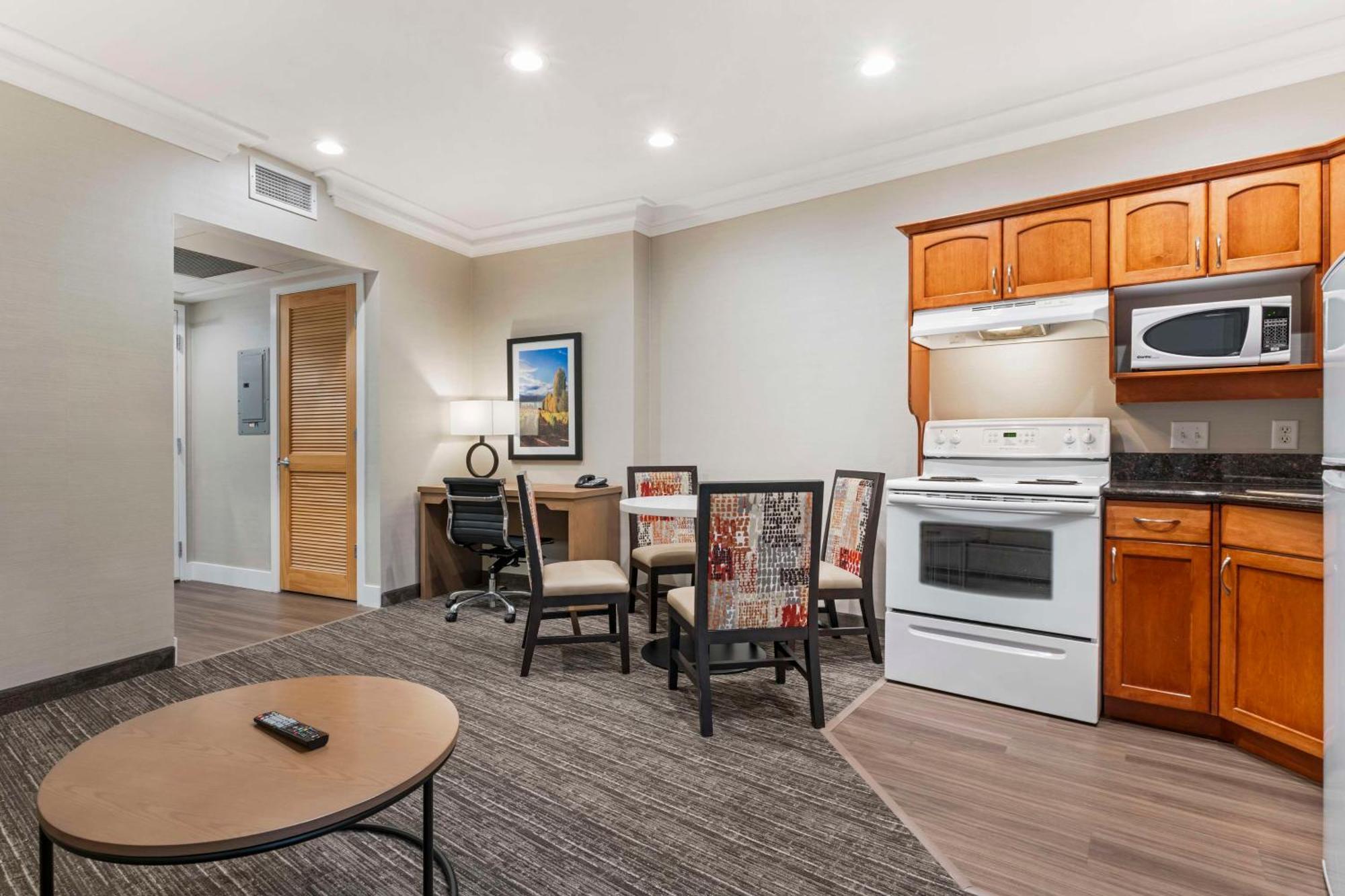Best Western Plus Kelowna Hotel & Suites Zewnętrze zdjęcie